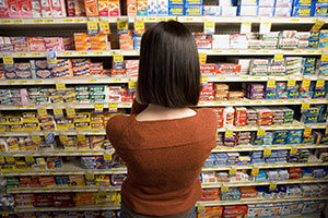 mom trying to choose allergy medicine